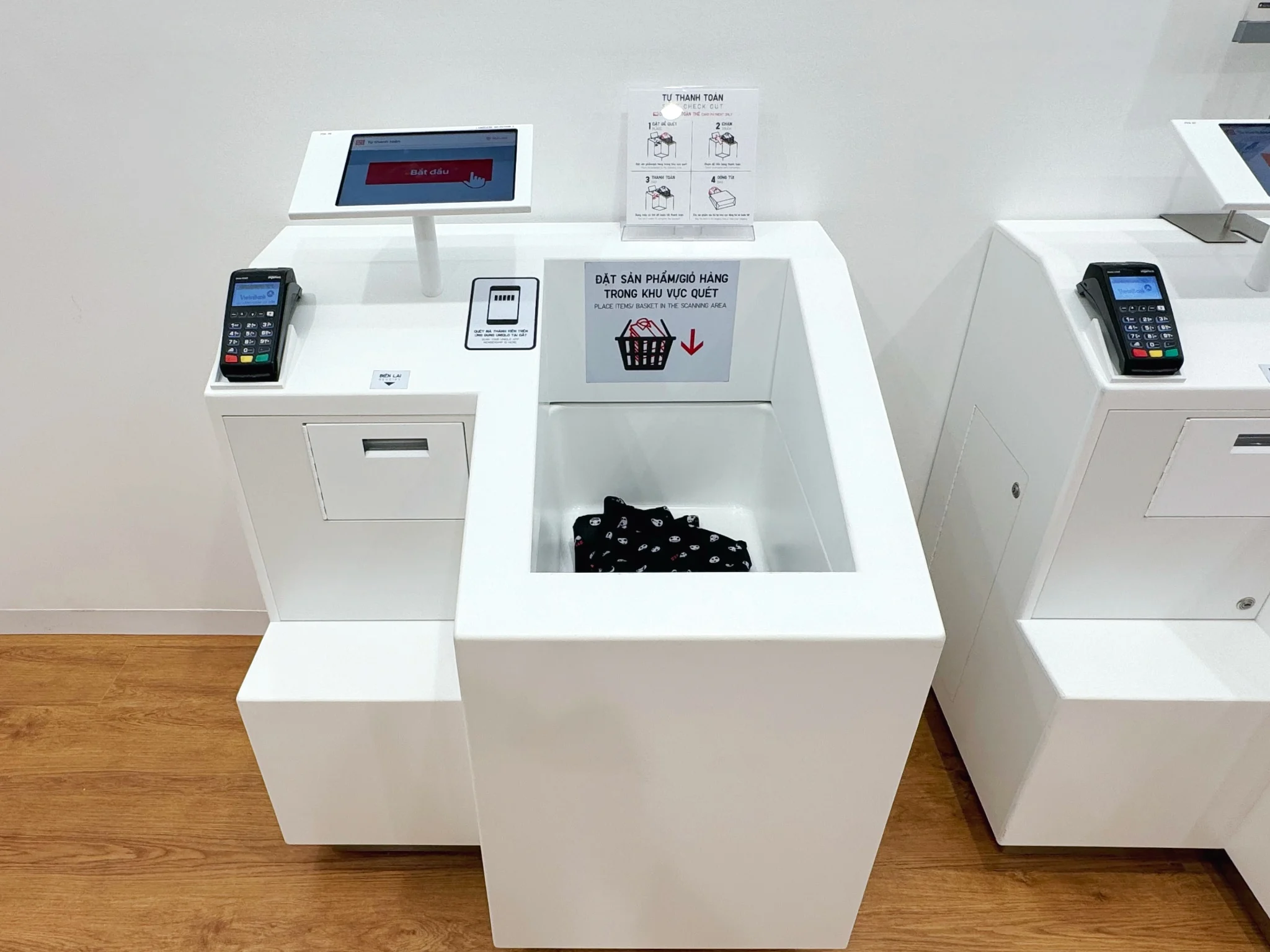 Self checkout Kiosk Uniqlo